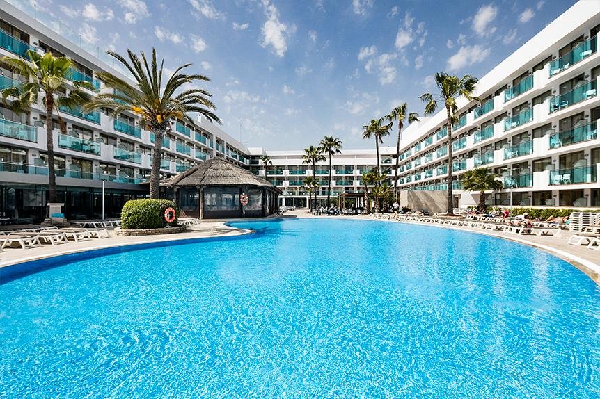 Modern hotel gelegen aan het strand