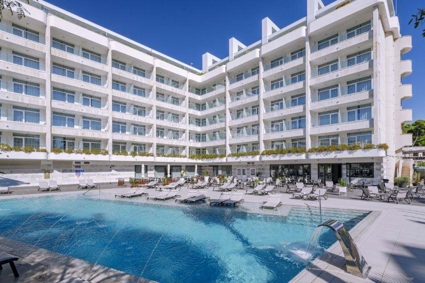 Onlangs compleet gerenoveerd hotel op 250 meter van het strand Onlangs compleet gerenoveerd hotel op 250 meter van het strand