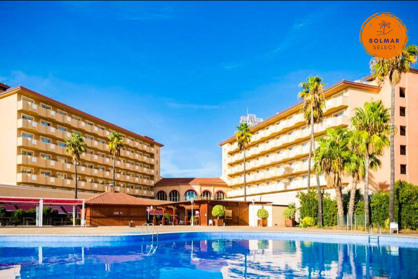 Geniet van een comfortabel verblijf in Ohtels La Hacienda, een ruim Solmar Select hotel in La Pineda, op slechts 200 meter van het strand. Vind ontspanning in het wellnesscentrum met binnenzwembad, jacuzzi, stoomcabine en sauna.