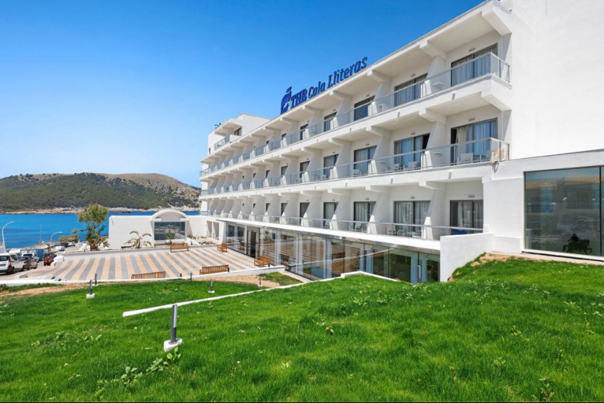 Modern hotel direct aan zee